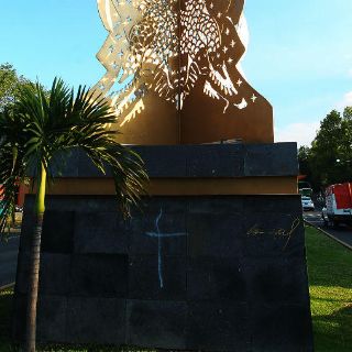 Grafitean con cruz blanca escultura ‘Sincretismo’