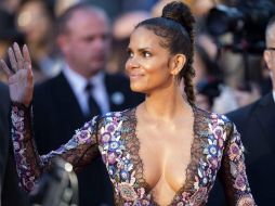 Halle Berry atrajo miradas a su paso por la alfombra roja del Festival Internacional de Cine de Toronto. AFP / G. Robins