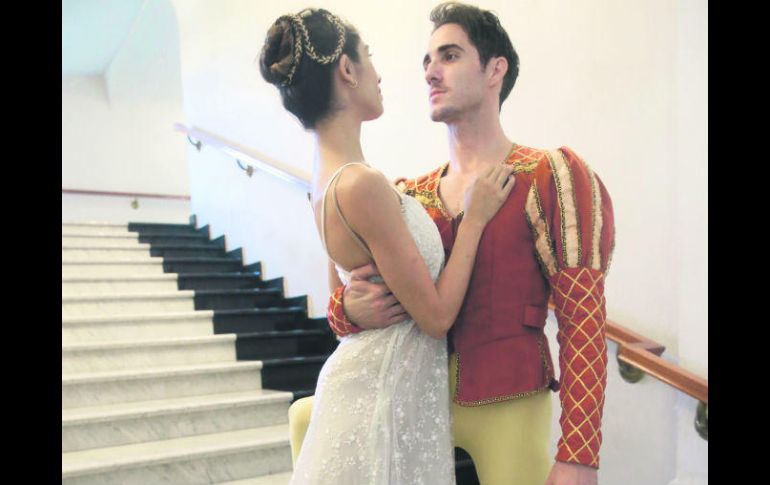 Intérpretes. Érika Aguirre y Esnel Ramos encarnan a 'Romeo' y 'Julieta'. EL INFORMADOR / M. Vargas