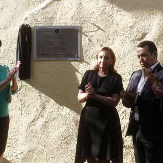 Develan placa sobre víctimas de Egipto