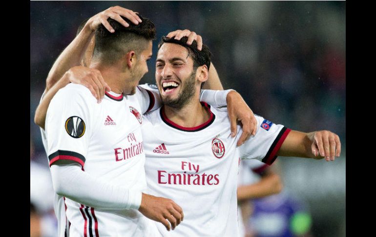 El portugués André Silva (L) guía al Milan en su categórico triunfo sobre el Austria.  /