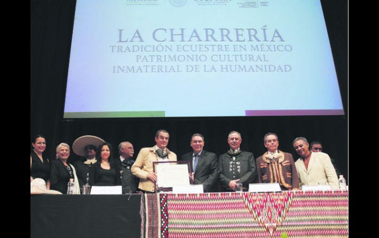 Celebración. Acto donde miembros de la Unesco otorgan el certificado de inscripción a la charrería. EFE /