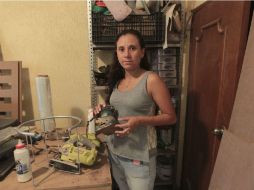 Laura García, una de las beneficiarias, inició un negocio de carpintería con subsidio del programa jefas de familia. EL INFORMADOR / ARCHIVO