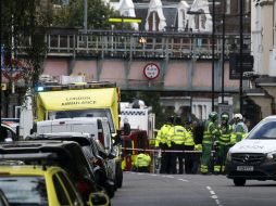 Policías acordonan la zona afectada para realizar las investigaciones pertinentes. EFE / W. Oliver