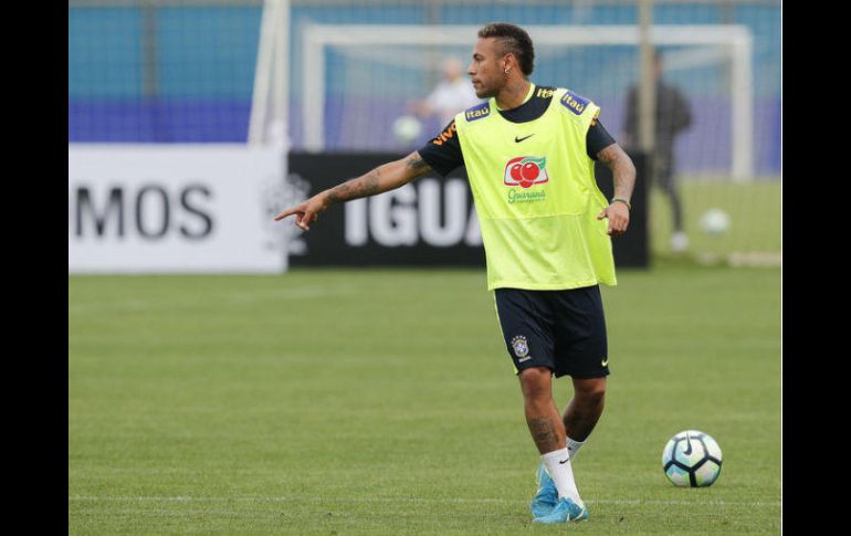 Neymar es el referente al ataque tanto en el PSG como en la Selección brasileña. EFE / ARCHIVO