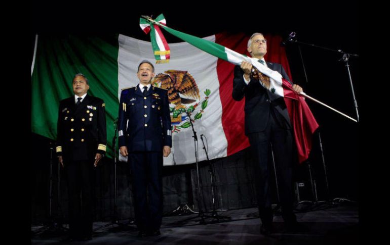 Julián Ventura, embajador de México en Reino Unido, encabeza los actos cívicos en conmemoración de la Independencia. TWITTER / @JulianVenturaV