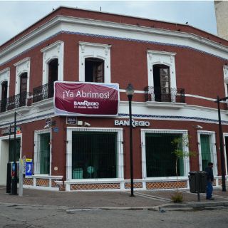 Destaca Fitch presiones para bancos medianos