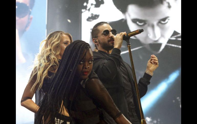Maluma es acompañado en el escenario por un elaborado juego de luces, sonido, efectos pirotécnicos y media decena de bailarinas. EFE / X. Rey