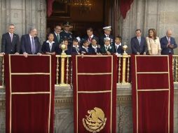 En el balcón de Palacio Nacional también acompañan a Peña Nieto un grupo de niños quienes presencian este desfile militar. YOUTUBE / Gobierno de la República