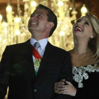 Con vestido, Angélica Rivera rinde homenaje a afectados de Oaxaca