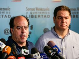 La decisión fue emitida por el diputado y negociador opositor, Luis Florido (der). EFE / C. Hernández