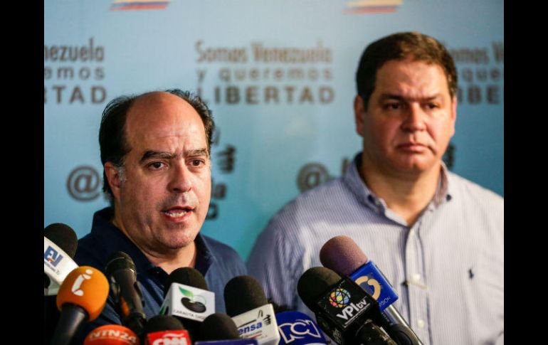La decisión fue emitida por el diputado y negociador opositor, Luis Florido (der). EFE / C. Hernández