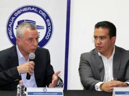 El fiscal (izq) informa que tan sólo por el delito de feminicidio son 60 años. SUN /