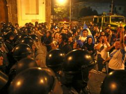 El llamado ocurre luego de que la policía evacuó el viernes a decenas de legisladores tras estar siete horas dentro del Parlamento. EFE / E. Biba
