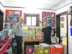 Gerry y 'Bola', el primero vive de libros y el segundo de música. EL INFORMADOR / E. Barrera