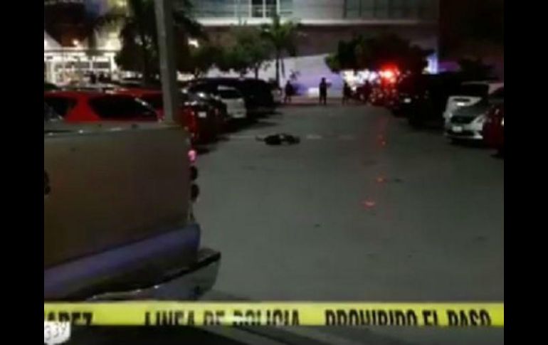 Cientos de personas que se encontraban en el interior del establecimiento vivieron momentos de pánico durante el ataque armado. TWITTER /