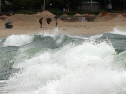 Una gran ola causada por el tifón 'Talim' se estrella en la costa de la playa Haeundae, en la ciudad de Busan. EFE / YONHAP