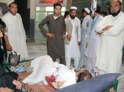 Un herido recibe atención en un hospital cercano tras el suceso. AFP / A. Zahir