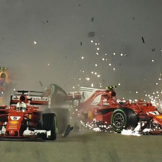 Vettel se retira de Singapur tras recibir un golpe