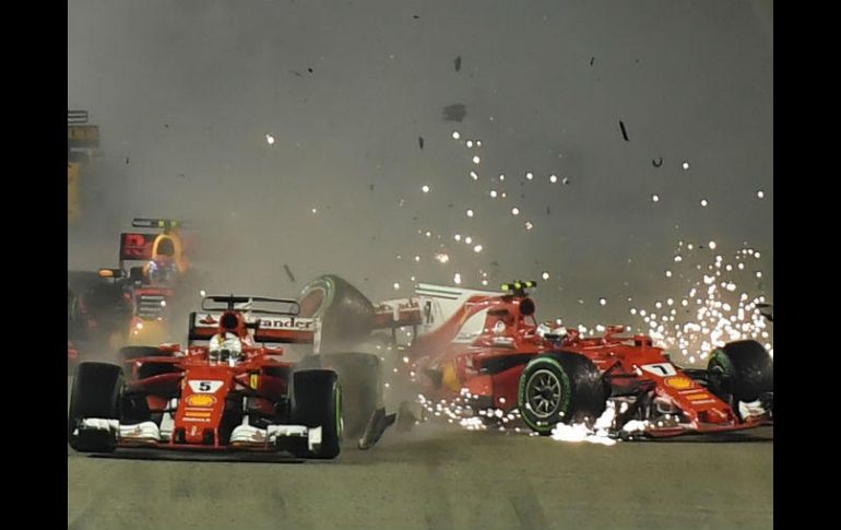 Pese al golpe de Verstappen, que también afectó a Raikkonen, el tetracampeón alemán pudo continuar en carrera dos curvas más. AFP / M. Vatsyayana