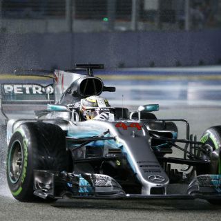 Hamilton gana en Singapur, beneficiado por retiro de Vettel
