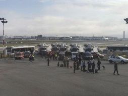 Un equipo de expertos en explosivos inspeccionó el avión de British Airways tras la amenaza. AP / J. Anderson