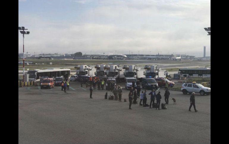Un equipo de expertos en explosivos inspeccionó el avión de British Airways tras la amenaza. AP / J. Anderson