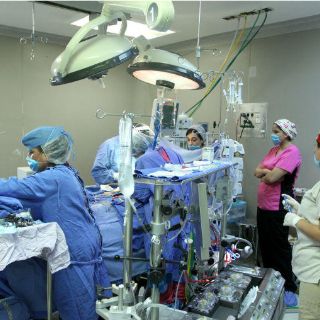 Realizan cirugía de corazón abierto durante sismo en México