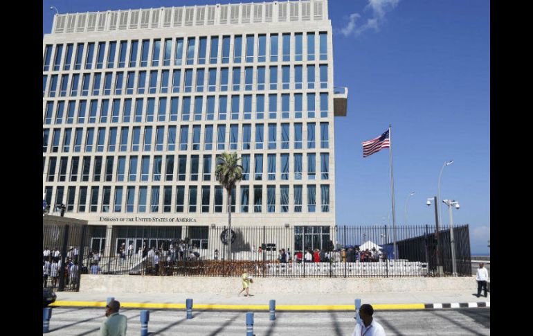La embajada de Estados Unidos en La Habana reabrió sus puertas en 2015 bajo la administración de Obama. AP / ARCHIVO