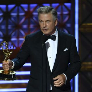 Señor presidente, aquí está su Emmy, dice Alec Baldwin a Trump