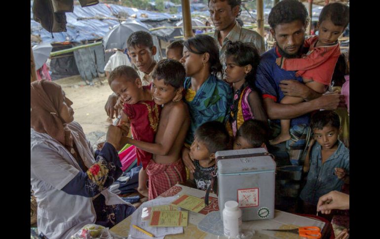 Un médico voluntario vacuna a varios niños rohinyás en un campamento de refugiados en Bangladesh. AP / D. Yasin