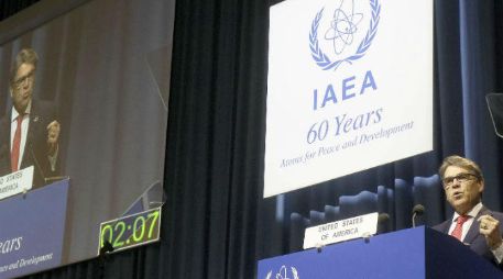Rick Perry, secretario de Energía de EU, lee el mensaje de Trump en una reunión de la AIEA. AP / R. Zak