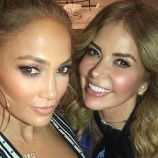 Jennifer López saluda a Gloria Trevi en concierto