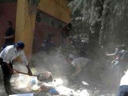 La infraestructura se derrumbó tras el temblor e inmediatamente los vecinos y voluntarios llevaron ayuda. SUN / J. Martínez