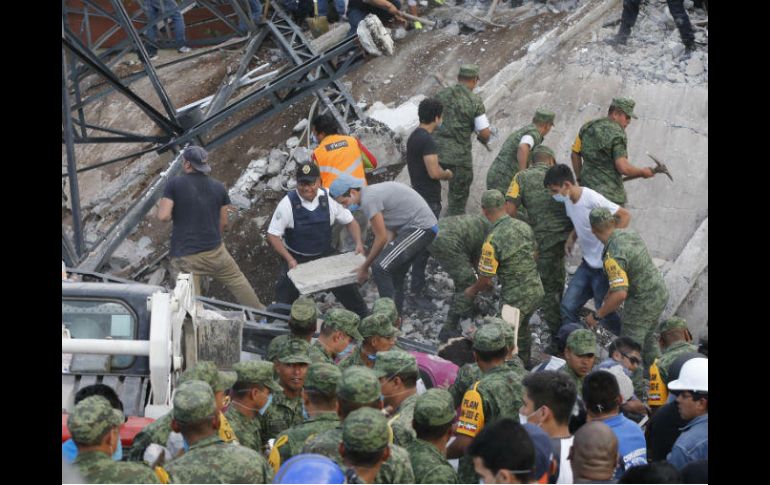 El Ejército y Fuerza Aérea ya realizan labores de rescate en las calles de la Ciudad de México. EFE / J. Méndez