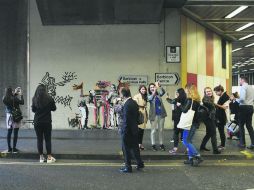 Obra. Ciudadanos toman fotografías de una pieza del artista Banksy, en Londres (Reino Unido). EFE /