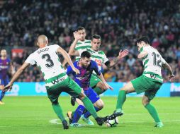 Pese a los intentos por detenerlo, Lionel Messi (c) anotó cuatro goles en el partido del Barcelona contra el Eibar en el Camp Nou. AFP /
