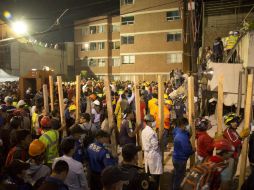 Los trabajos de rescate están encabezados por la Marina Armada de México, junto con gente de protección civil. AP / G. Carrillo