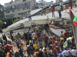 Los trabajos de rescate iniciaron la tarde del martes y han continuado a lo largo del día. AP / C. Cisneros