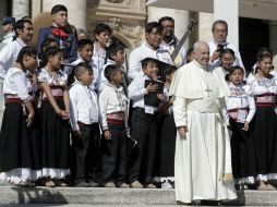 El pontífice bajó las escalinatas del atrio de la basílica vaticana y encontró al grupo compuesto por 18 niños. AP / A. Medichini