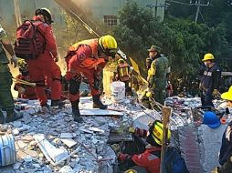 Realizan trabajos de penetración ya que una víctima se encuentra dos pisos abajo. ESPECIAL / Bomberos Guadalajara