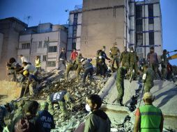Autoridades y voluntarios continúan las labores de rescate en búsqueda de personas con vida. AFP / Y. Cortez