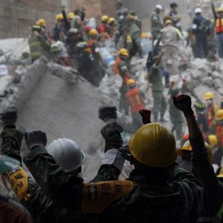 Piden silencio con los puños arriba para escuchar a las víctimas