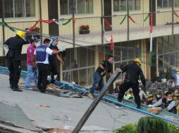 Personal médico permanece atento para una eventual intervensión tras el rescate. EFE / STR