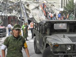 Los militares realizan labores de búsqueda y rescate de personas, así como la remoción de escombros. AFP / O. Torres