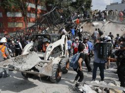 ''Llevamos más de 15 horas y todavía seguimos con ánimos hasta sacar a la gente atrapada'', señala el voluntario. EFE / J. Méndez