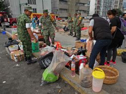 Gente acude a los centros de acopio que se han instalado en la Ciudad de México. SUN / C. Mata