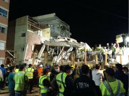 Los cuerpos de rescate trabajan para encontrar alguna persona más con vida entre los escombros del colegio. AFP / S. Aguilar