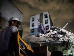 Se inició la demolición del edificio colapsado en Paseo de las Galias, tras reportarse con peligro inminente de caer. SUN / G. Espinosa