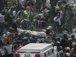 Voluntarios, militares, paramédicos y bomberos trabajan en las labores de rescate. SUN / A. Acosta